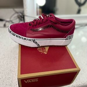 Women Vans size 7 1/2 USA WOMEN ; AND MEN SIZE 9